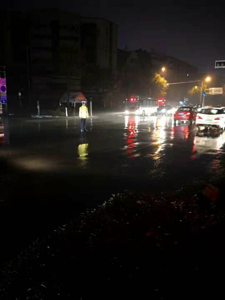 停电了,风雨中加班……天黑下雨路滑,驾驶员朋友们要