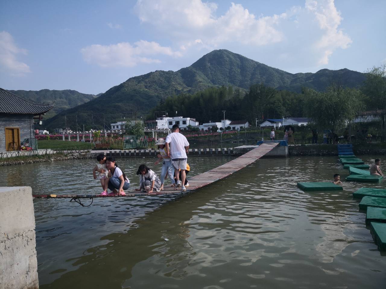通城麦市的玫瑰园,可以赏花,坐热气球,还可以玩水